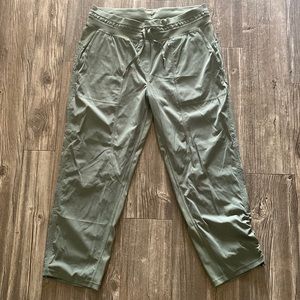 Like new Lululemon Dance Studio Mid Rise Crop 25”